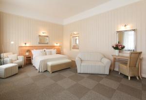 Deluxe King Suite room in Unitas Hotel