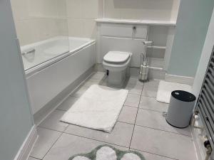 2 Bed Flat - Sleeps 4 - Parking - WIfi
