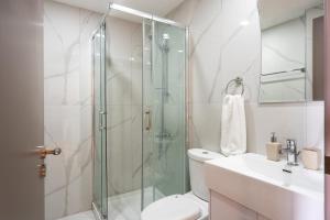 Sun- 1-Bedroom Apt W Terrace in Larnaca