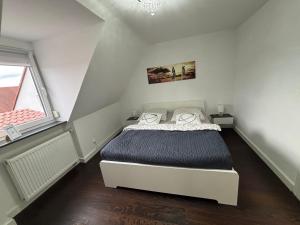 Moderne deluxe 3-Zi Eigentums- Maisonette-Wohnung IBM Bertrandt Mercedes