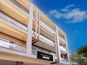 Super Townhouse Pitampura West Enclave