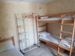 Auberges de jeunesse Auberge de Jeunesse HI Chamrousse : Chambre Triple avec Douche