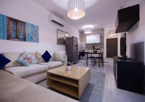 Luxurious Seaside 2-BRs Apartment