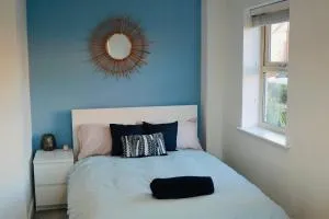 Charming room and private bathroom in home, Walking distance to Leeds city Center with free parking - Central Station