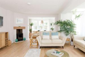 Mariners: Stylish Beachside Getaway with Sea Views