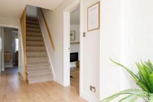 Mariners: Stylish Beachside Getaway with Sea Views