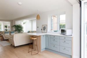 Mariners: Stylish Beachside Getaway with Sea Views