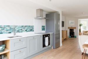 Mariners: Stylish Beachside Getaway with Sea Views