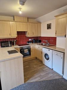 Hereford - Mayflower Coach House, Modern 2 Bedroom Property With Parking, Located South Of Hereford City, Suitable For Small Family, Couple Or Contractors - Sleeps Up To 5 Guests - Hosted by RENTMYHOUSE