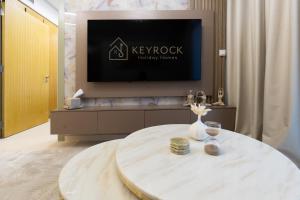 Keyrock Aykon Tower, Business Bay - Pool & Gym
