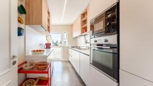 Design Top Floor With Balcony & Pool