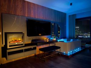 URBAN APARTMENTS Golden Royal, JACUZZI by the window, Chilled Prosecco, PS5, Free Garage, No Deposit