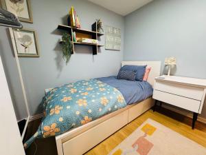 12 Homely & Charming 2 Bed Sleeps 6 balcony