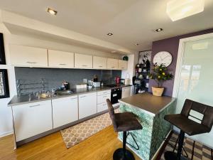 #12 Stylish Canalside Loft with Parking