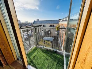 12 Homely & Charming 2 Bed Sleeps 6 balcony