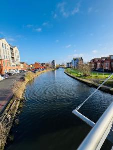 12 Homely & Charming 2 Bed Sleeps 6 balcony