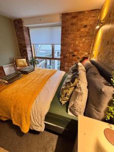 #12 Stylish Canalside Loft with Parking