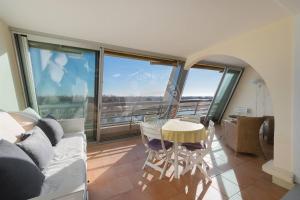 AS9836 - P2 dans une résidence sur la plage avec belle vue sur le chenal et parking privé