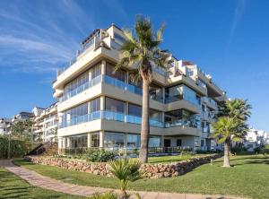 Sky-High Luxury Panoramic Sea Views & Expansive Terraces in this La Duquesa Penthouse