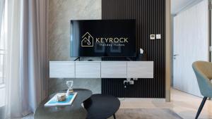 Keyrock Living - Lakeview Retreat in Business Bay