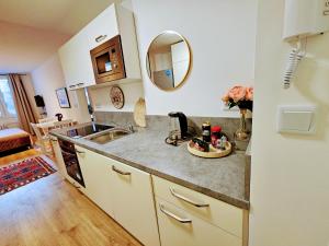 LIVE INN APARTMENTS for BUSINESS & LEISURE - near Metro, Free Parking, Gym, Garden, Rooftop views