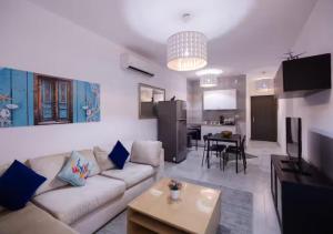 Luxurious Seaside 2-BRs Apartment