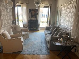 Rialto Terrace on the Grand Canal