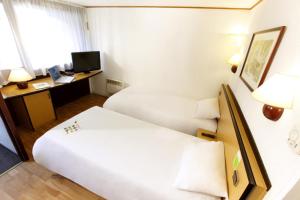 Hotels Campanile Moulins Avermes : Chambre Standard - 2 Lits Simples 1 Lit Junior Jusqu'à 10 Ans