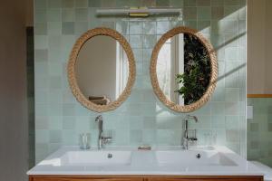 Maisons d'hotes Domaine de Millon : Chambre Triple - Vue sur Jardin