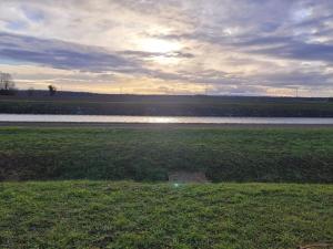 Chalet "chez Sara" au bord du canal