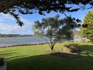 Ancien atelier d'ostréiculteur, les pieds dans l'eau - Crach