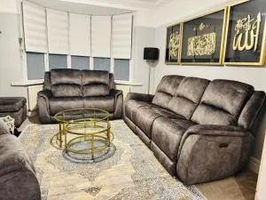 Elegant 4BR Home: Stylish Comfort Retreat - Derwent Haugh