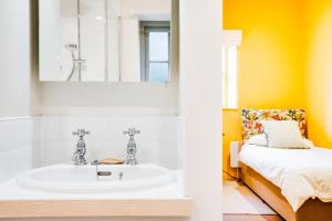 Charming Coach House Retreat Near Sherborne Abbey