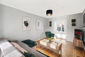 Ideal 3 bed House in Wolverhampton - Parking