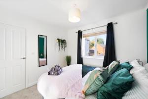 Ideal 3 bed House in Wolverhampton - Parking