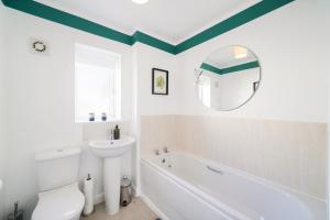 Ideal 3 bed House in Wolverhampton - Parking