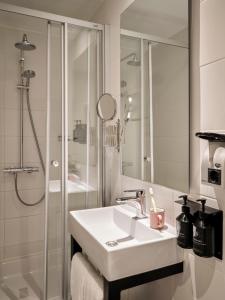 Medium Triple Room Single Beds room in Max Brown Hotel Museum Square