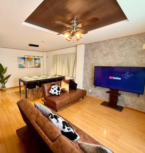 Spacious Family Home Sleeps 13 Near USJ & Osaka Station