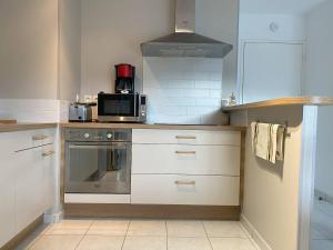 Appartement 2 chambres avec terrasse au cœur de Perros-Guirec, parking inclus - FR-1-368-449