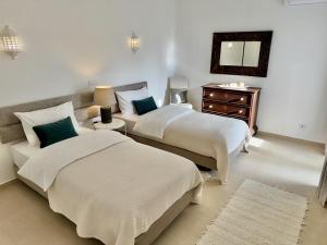 Apartment in center with pool (Colina Branca)