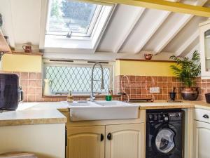 Historic Tudor Cottage, free parking, sleeps 6 and dog friendly!