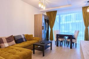 Panoramic Lake View Apartment