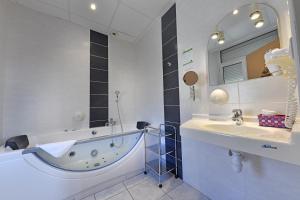 Hotels HOSTELLERIE du CANTAL : photos des chambres