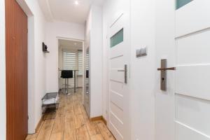 Plac Grunwaldzki Inviting Apartment by BookingHost