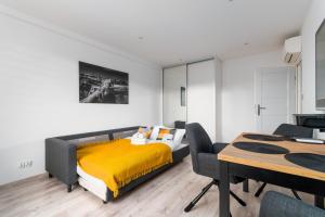 Plac Grunwaldzki Inviting Apartment by BookingHost