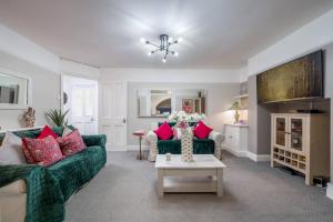 Niru Experience Chelsea Oasis with Courtyard