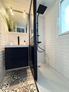 Maisons de vacances Jolie maisonnette - 300m des plages piscine : photos des chambres