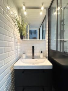 Maisons de vacances Jolie maisonnette - 300m des plages piscine : photos des chambres