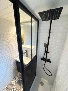 Maisons de vacances Jolie maisonnette - 300m des plages piscine : photos des chambres