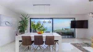 Villa The Boat for 6 plus 2 near Opatija with sea view & infinity pool at balcony